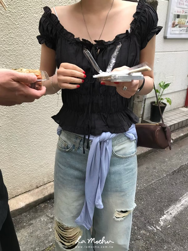 荷葉滾邊繞脖抓皺平口上衣